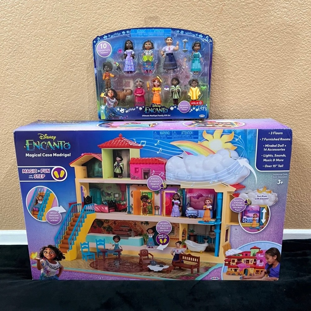 Casa Madrigal and Madrigal Family Gift Set Disney Encanto Bundle